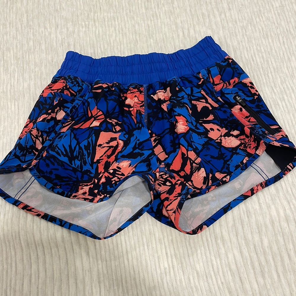 Lululemon size 6 tracker shorts